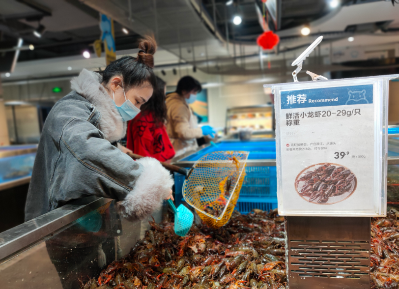 盒马的鲜活小龙虾与上周相比销量涨幅高达330%.jpeg